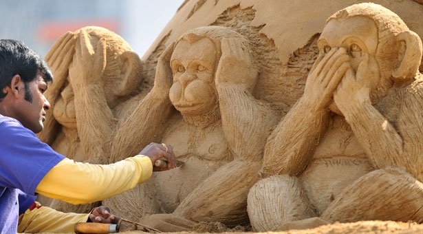 indian sculptor of sand