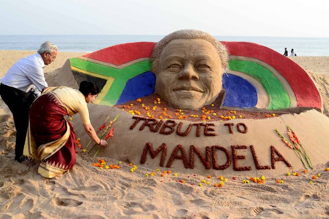 sand sculpture tribute to nelson mandela