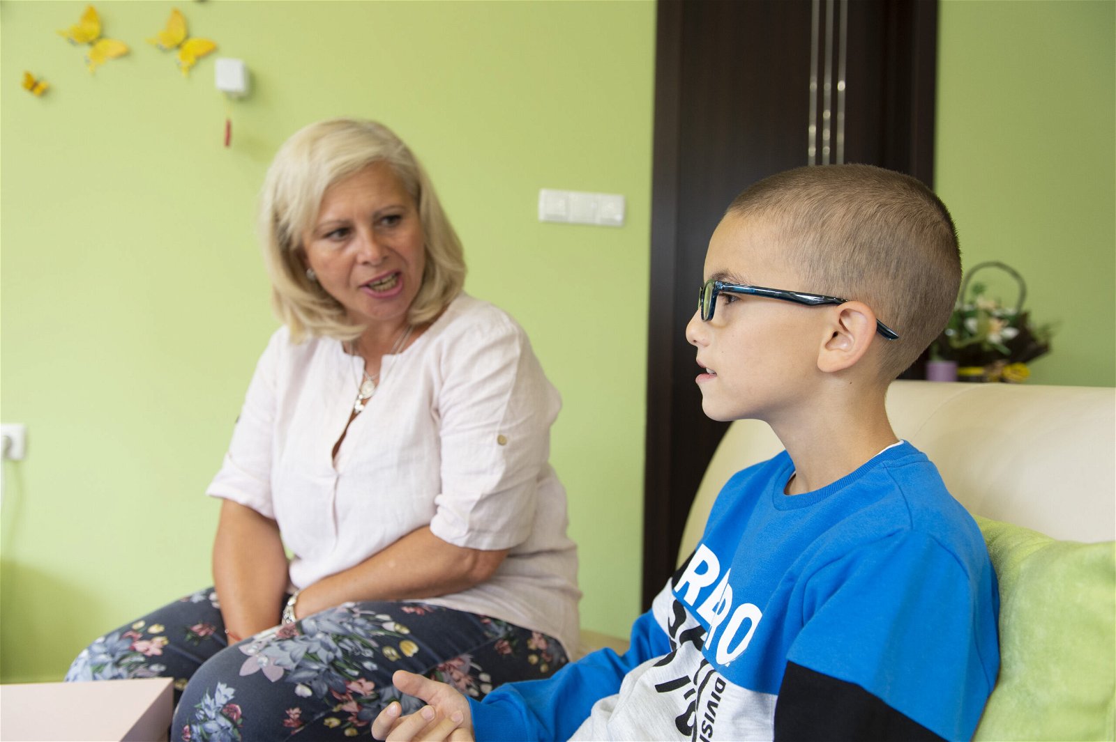 Yordanka taking to a patient during a speech therapy session.